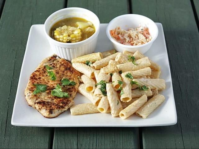 Grilled Chicken Fillet/Pollo a la Plancha con Pasta.